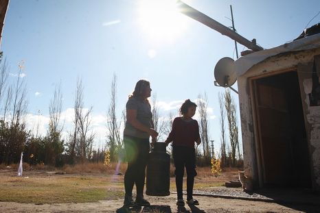 Antonela junto a una de sus hijas llevando una garrafa. Antonela junto a una de sus hijas llevando una garrafa.