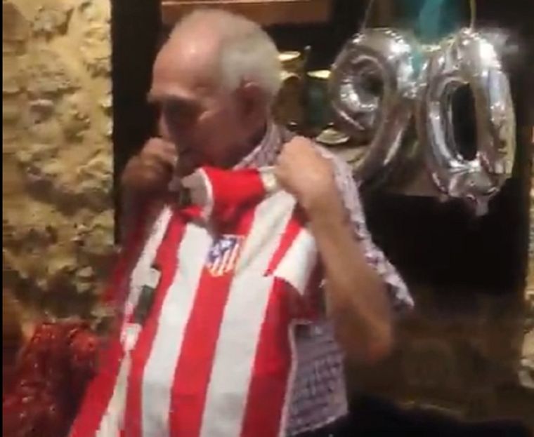 Pasión La camiseta tenía estampado su nombre y el número 90 Foto: Captura de video