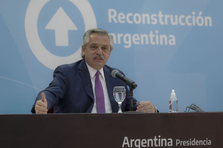 Alberto Fernández generó polémica al cuestionar la duración de los cargos de los jueces. Foto: Telam
