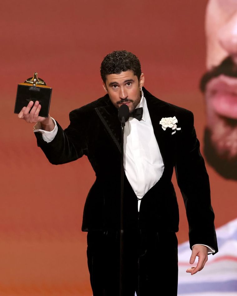 Bad Bunny levantó el premio más importante de la noche, Mejor álbum del año. Bad Bunny levantó el premio más importante de la noche, Mejor álbum del año.