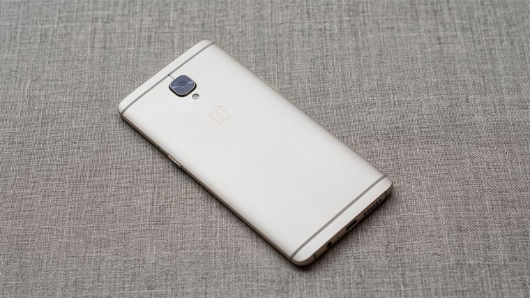 El OnePlus 3 introdujo el cuerpo metálico unibody y la carga rápida Dash Charge que alcanzaba el 65% en 30 minutos. El OnePlus 3 introdujo el cuerpo metálico unibody y la carga rápida Dash Charge que alcanzaba el 65% en 30 minutos.