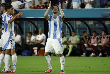 Giovani Lo Celso, el goleador de la victoria de la Selección argentina frente a la Vinotinto ofrenda su tanto al cielo. Giovani Lo Celso, el goleador de la victoria de la Selección argentina frente a la Vinotinto ofrenda su tanto al cielo.
