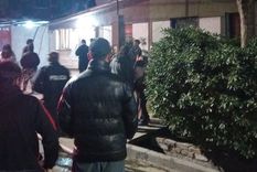 Los vecinos y la Policía en el lugar del incendio.