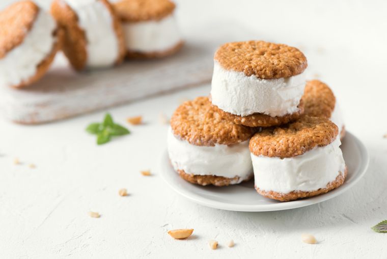 Receta clásica de sándwiches de helado de vainilla que siempre funciona.