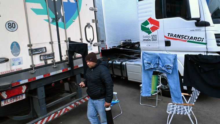 Este jueves se cumplen 30 días del cierre del paso a Chile y la rutina de cada camionero se ve ampliamente modificada al quedar varados dentro de un camión.