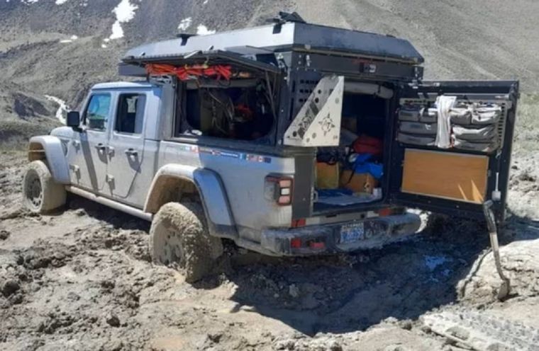 Mientras viajaban por el país, su camioneta quedó encallada el domingo pasado en un lugar inhóspito en la Ruta Provincial 54. La familia recién pudo pedir ayuda tres días después. Foto: Bomberos Buta Ranquil