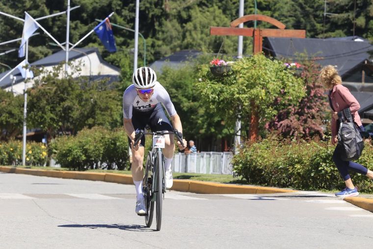 Juani Goudailliez, en plena competencia en Villa La Angostura.