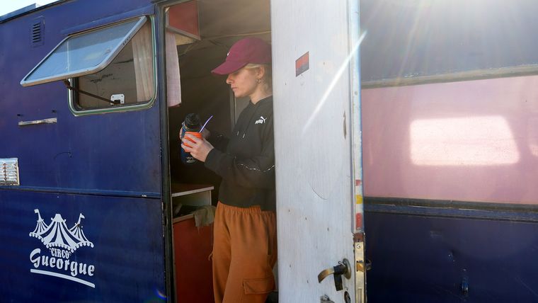 Juli se sumó hace un año al circo Gueorgue, a la vida itinerante. Juli se sumó hace un año al circo Gueorgue, a la vida itinerante.