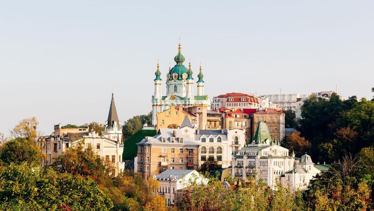 La iglesia de St. Andrews en Kyiv en un día soleado.