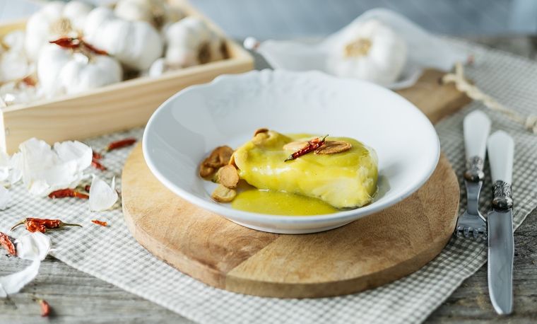 Este bacalao al pil pil es un platillo delicioso y sencillo de hacer ¡prepáralo!