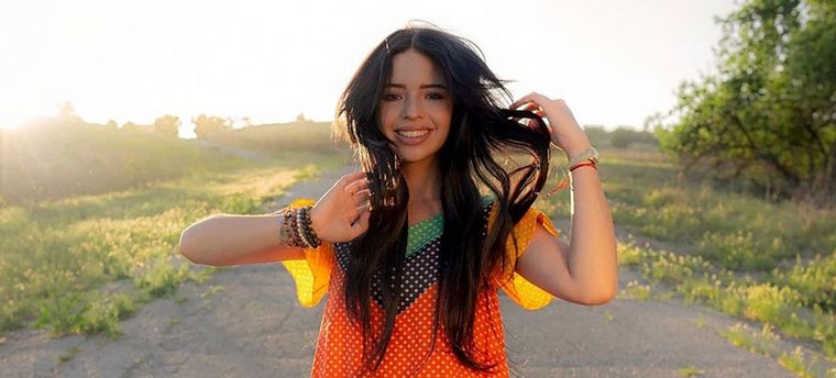 Ángela Aguilar se convirtió en tía.