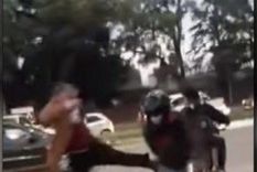 video: el ataque de furia de un juez contra un motociclista