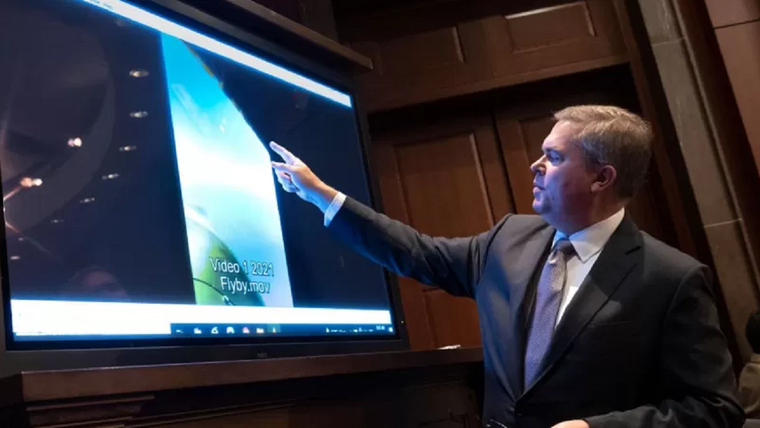 Scott Bray muestra un UAP captado desde un avión militar Foto: GETTY IMAGES