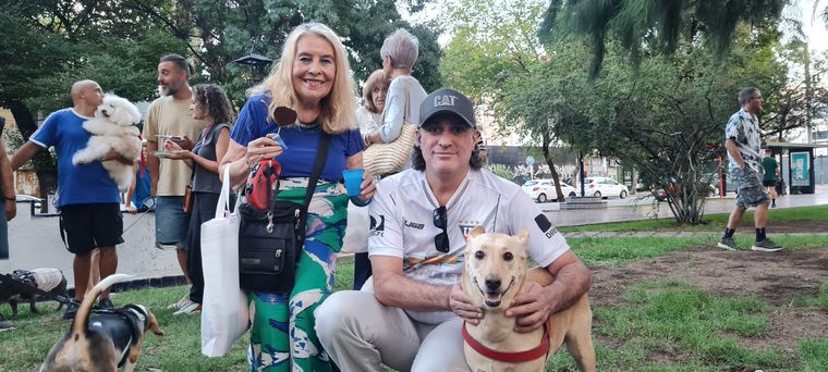 Estela Arnoriaga, su perrita Nieve y Horacio Anizton. Estela Arnoriaga, su perrita Nieve y Horacio Anizton.