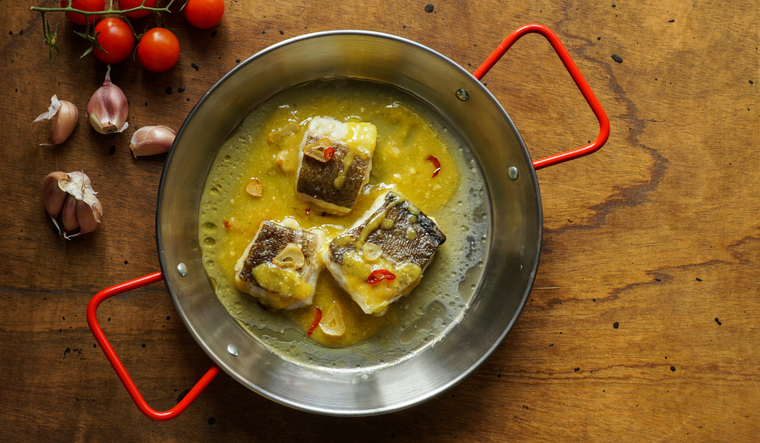 El término pil pil proviene del sonido que hace la salsa al emulsionarse lentamente en la cazuela durante la cocción. ¡Disfruta de esta receta!