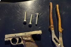 Una pistola, una herramienta y tornillos de las farolas del cementerio fueron los elementos incautados a los detenidos Foto: Ministerio de Seguridad de Mendoza