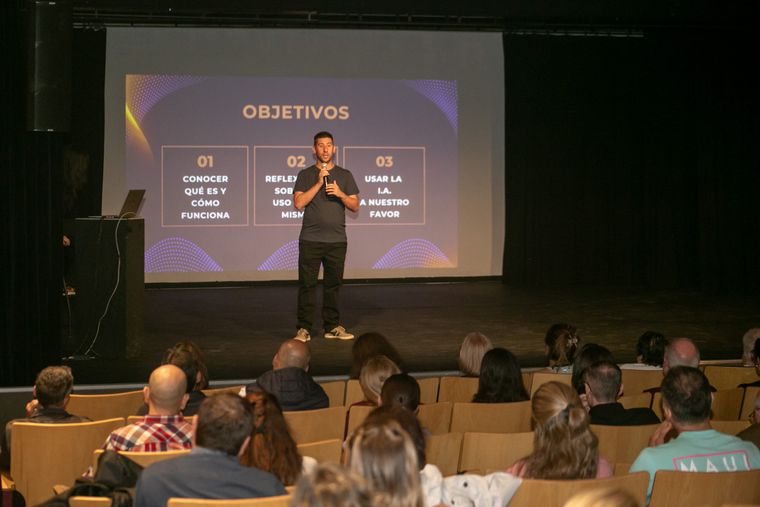 Arián Vaquer, el creador del videojuego donde hay que escapar de Karina Milei.