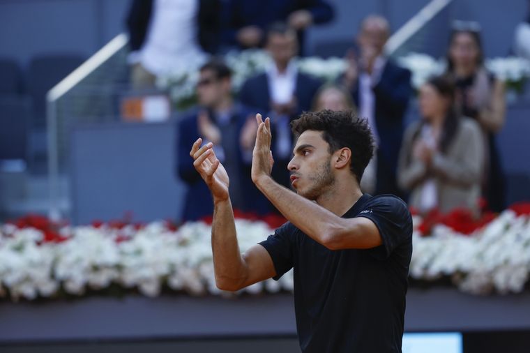 Cerúndolo volvió a festejar frente al alemán y está en cuartos de final. Foto: EFE