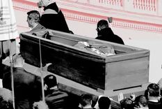 El Papa pidió que su tumba estuviera en el suelo, sencilla y con solo la inscripción Franciscus Foto: BBC