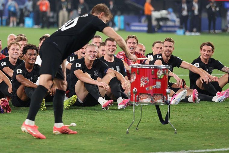 Los jugadores noruegos recrearon en la cancha el remo vikingo, que se ha convertido en un símbolo de la hinchada noruega. Los jugadores noruegos recrearon en la cancha el remo vikingo, que se ha convertido en un símbolo de la hinchada noruega.