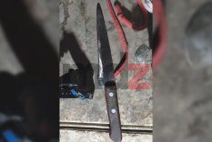 El cuchillo de cocina con sangre, la prueba que complica a la mujer detenida por el asesinato de su marido. El cuchillo de cocina con sangre, la prueba que complica a la mujer detenida por el asesinato de su marido.