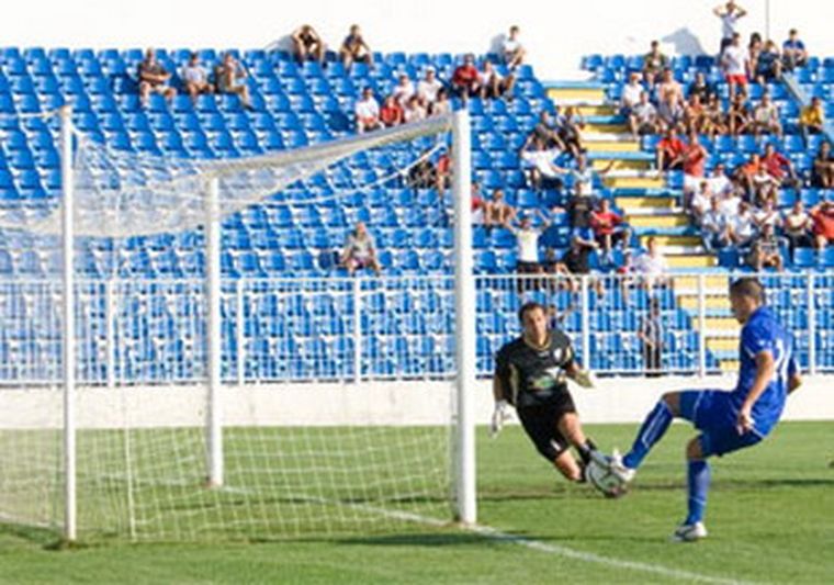 El delantero croata Hrvoje Custic sigue grave tras la fractura de cráneo.