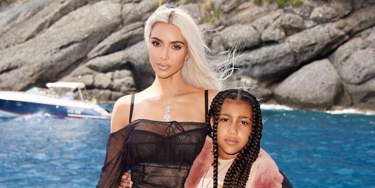 La dupla madre-hija más famosa del momento: Kim Kardashian y North West Foto: Cosmopolitan