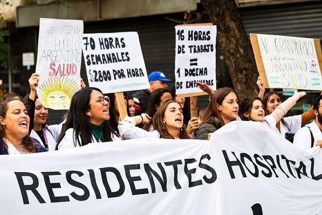 trabajadores del garrahan reclaman en plaza de mayo por los residentes trabajadores del garrahan reclaman en plaza de mayo por los residentes