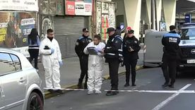 Efectivos policiales trabajan en Once para esclarecer el llamativo hallazgo de sangre y vainas de armas de fuego. Efectivos policiales trabajan en Once para esclarecer el llamativo hallazgo de sangre y vainas de armas de fuego.