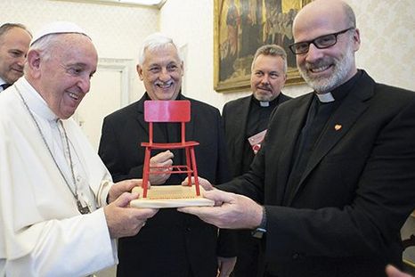 Fe y Alegría Argentina y el recuerdo del Papa Francisco en una campaña La Silla Roja Fe y Alegría Argentina y el recuerdo del Papa Francisco en una campaña La Silla Roja