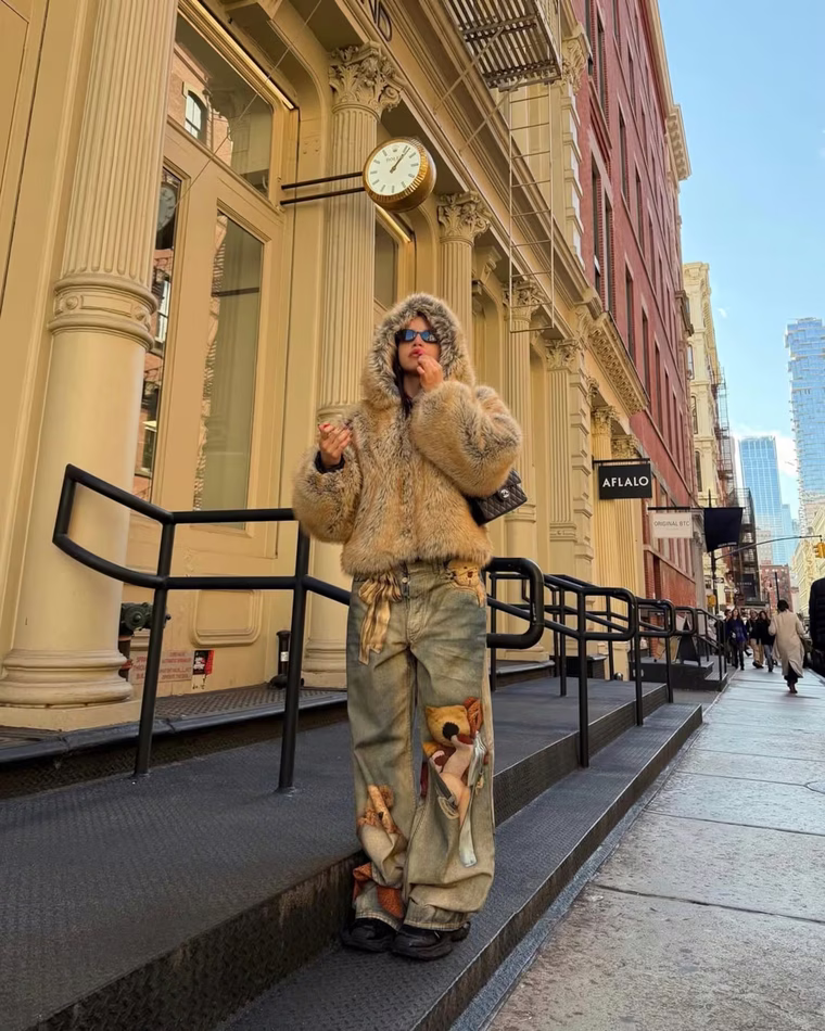 Abrigos protagonistas, denim y accesorios de lujo.