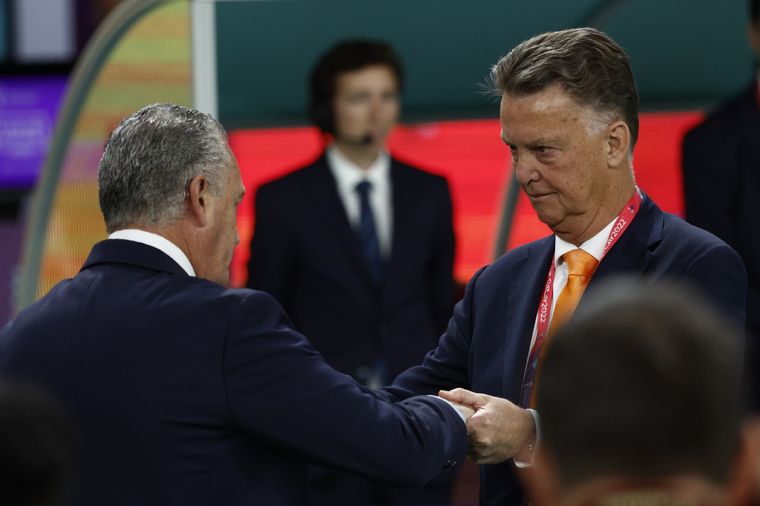 El respetuoso saludo entre Alfaro y Van Gaal. Foto: EFE