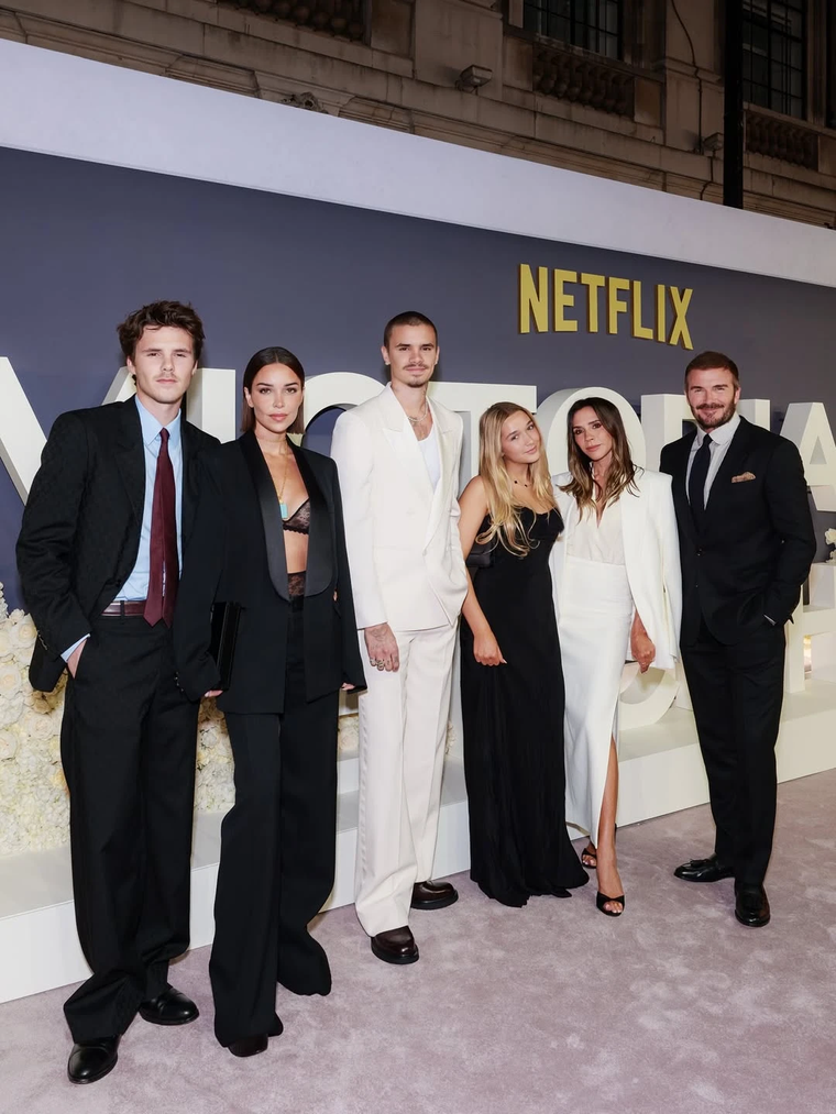 Victoria Beckham estrenó la serie junto a su familia en Londres. Victoria Beckham estrenó la serie junto a su familia en Londres.