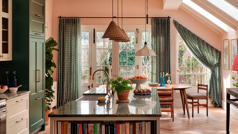 Las estanterías integradas en esta isla de cocina refuerzan la idea de que la cocina funciona más allá de la preparación de alimentos. Las estanterías integradas en esta isla de cocina refuerzan la idea de que la cocina funciona más allá de la preparación de alimentos.