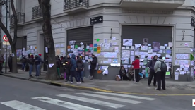 Un grupo de militantes retomó la vigilia frente al domicilio de Cristina Fernández de Kirchner tras el desalojo de la Policía de la Ciudad. Un grupo de militantes retomó la vigilia frente al domicilio de Cristina Fernández de Kirchner tras el desalojo de la Policía de la Ciudad.