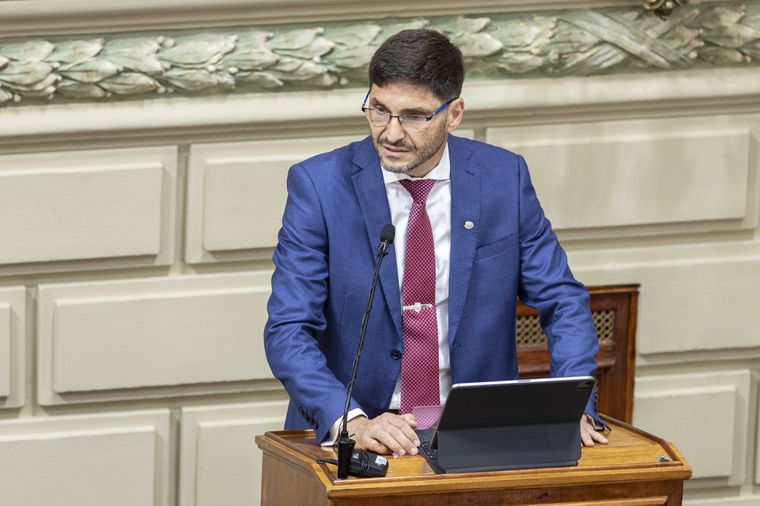 Los ministros de Seguridad y Economía de la gestión de Maximiliano Pullaro en Santa Fe anunciaron un paquete de medidas para contrarrestar los riesgos del virtual blanqueo del Gobierno nacional. Foto: X (@GobSantaFe)