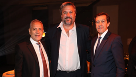 Al centro, Juan Schamber, junto a Juan Carlos Abud y el gobernador de Jujuy Carlos Sadir, quien deja la industria del vino para volver a los hidrocarburos.&nbsp;