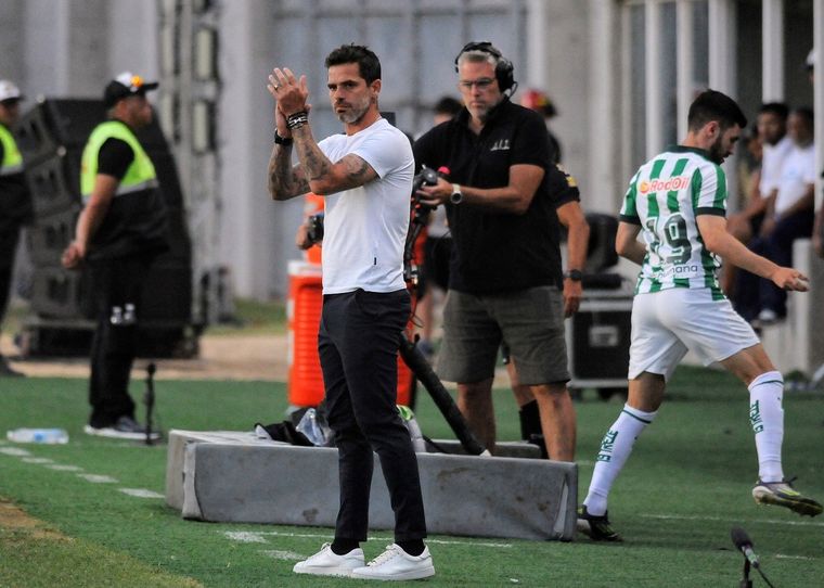Gago aplaudió durante el cotejo, pero evitó los micrófonos tras el triunfo de Boca en San Nicolás. Foto: FotoBaires