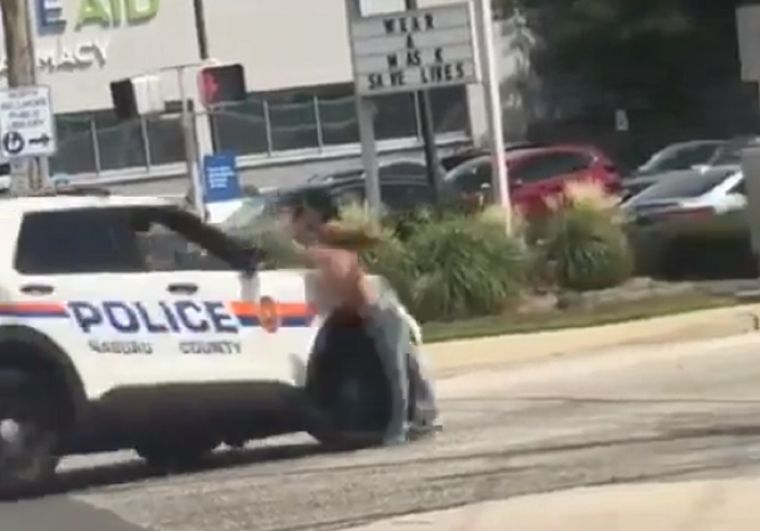 La mujer fue trasladada con heridas leves Foto: Captura de video