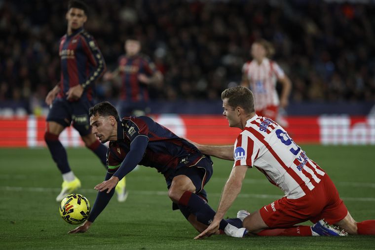 El defensor argentino del Levante, Matías Moreno cae ante el delantero noruego del Atlético de Madrid, Alexander Sorloth. El defensor argentino del Levante, Matías Moreno cae ante el delantero noruego del Atlético de Madrid, Alexander Sorloth.