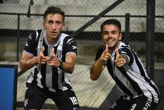 Tadeo Marchiori, autor del gol, y Nicolás Romano. Foto: @GimnasiaMendoza Tadeo Marchiori, autor del gol, y Nicolás Romano. Foto: @GimnasiaMendoza