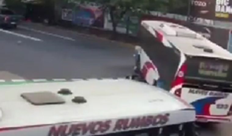 El hecho ocurrió en la intersección de Avenida Córdoba y Pueyrredón.  Foto: Captura de video