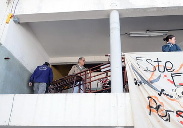 La baranda que ya fue removida  estaba atada con alambre esta mañana. Foto: Nacho Gaffuri / MDZ