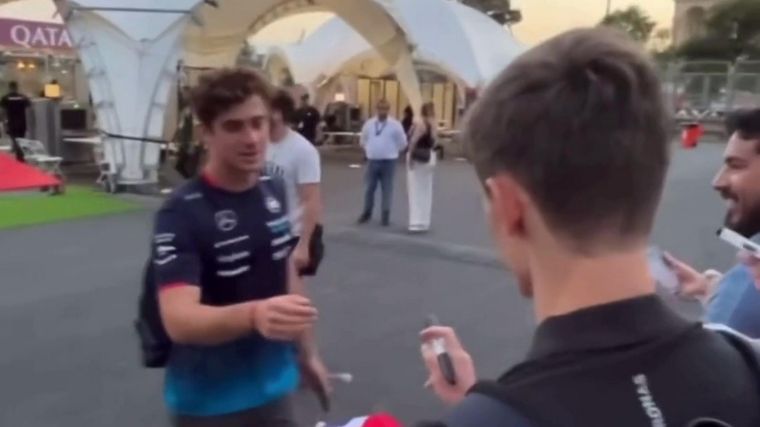 En el fragmento del video que se hizo viral, Franco Colapinto se niega a firmar una bandera británica ante el pedido de un fan. Foto: Captura de video