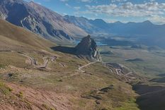 Mendoza busca mejorar esta ruta para disfrutar los hermosos paisajes al pie de la montaña.
