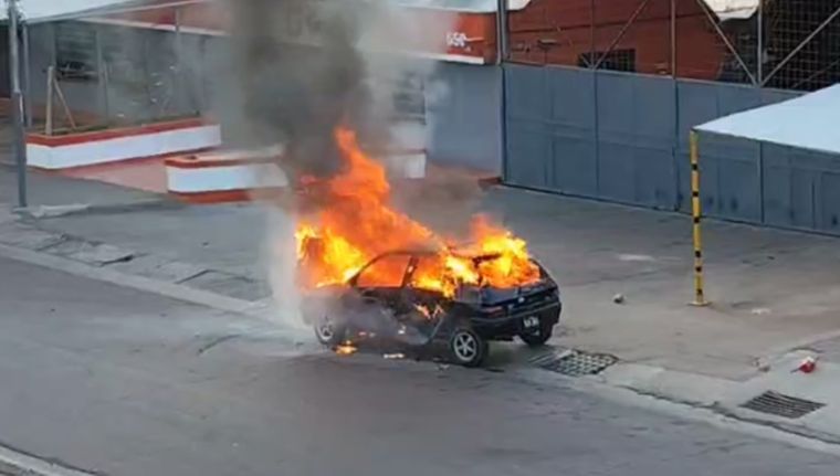 Las llamas envolvieron por completo al Renault Clio. Foto: Captura video.
