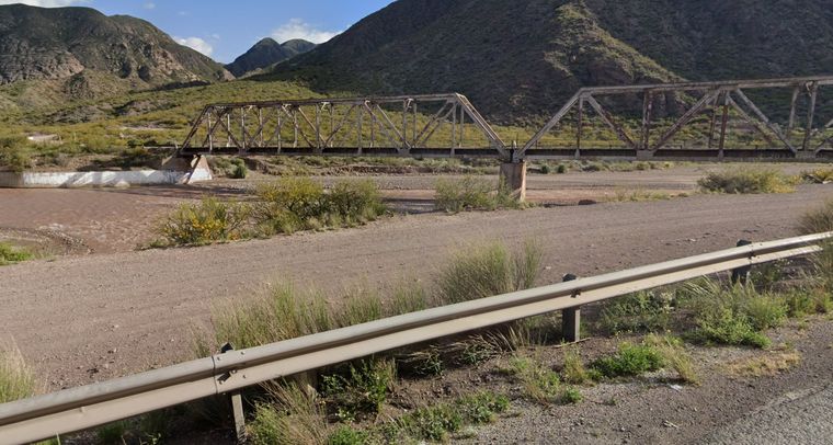 La medida permite cruzar el río Mendoza por un antiguo puente ferroviario, con uso restringido y bajo control provincial.