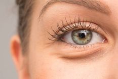 Desviar la vista en una conversación puede tener varios significados, según la psicología Foto: Shutterstock