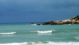 El pueblo de Praia do Rosa se recuesta entre cerros verdes y un mar abierto cerca de Argentina en el sur de Brasil. El pueblo de Praia do Rosa se recuesta entre cerros verdes y un mar abierto cerca de Argentina en el sur de Brasil.