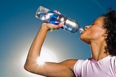 Mantener el balance de agua en nuestro cuerpo es fundamental para nuestra salud. Foto: GETTY IMAGES